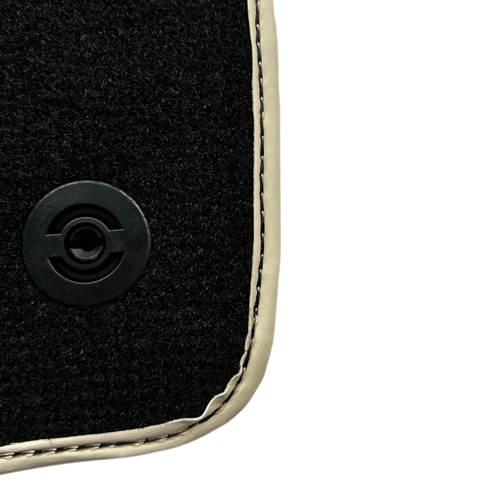 フェラーリ488用フロアマット、カスタムフィット、プレミアム素材、車内保護のための精密なフィット感。