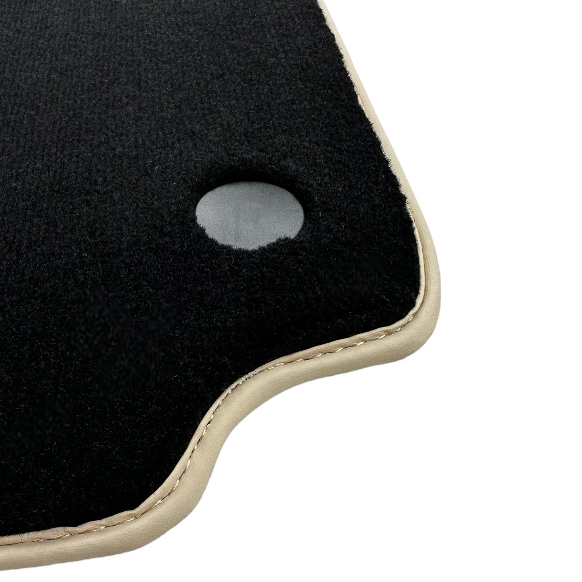 フェラーリ488専用フロアマット、プレミアム素材使用、最適な保護のための精密フィット。