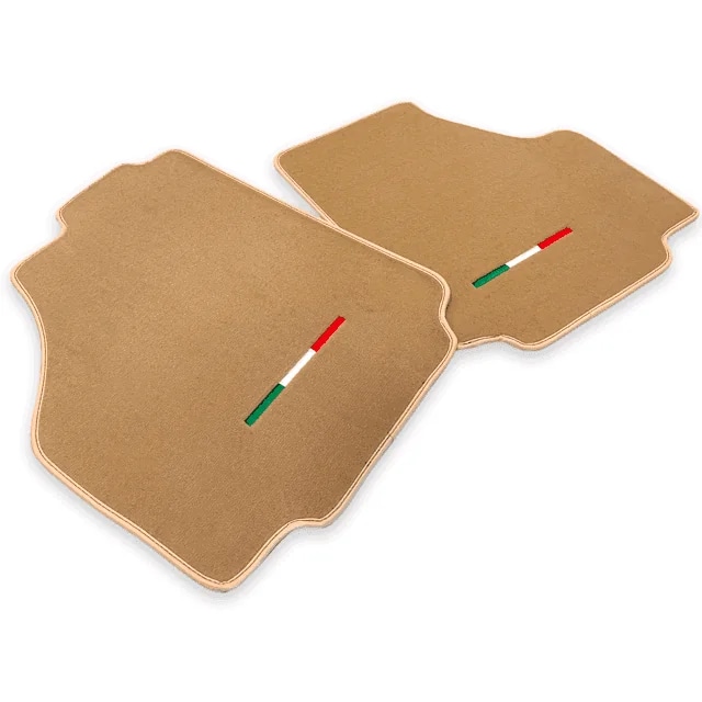 Maßgeschneiderte Ferrari 488 Fußmatten, hochwertige Verarbeitung mit präziser Passform und italienischem Flaggenmotiv.